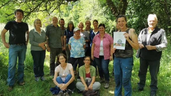 Netzwerk Streuobstwiese gestartet: Die ehrenamtlichen Obstwiesenpfleger freuen sich mit Projektleiterin Vanessa Kowarsch (2. von rechts) und J&uuml;rgen Georgi, Beiratsvorsitzender der Umweltstiftung Lippe (rechts), &uuml;ber ihren erfolgreichen Fortbildungsabschluss. - &copy; Tanja Liebke