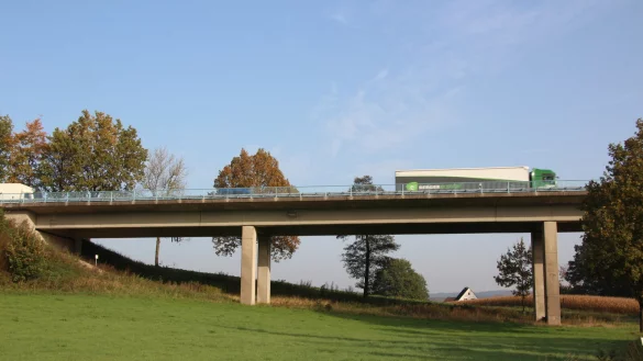 Die Passadetalbr&uuml;cke, &uuml;ber die bei Vo&szlig;heide die Ostwestfalenstra&szlig;e f&uuml;hrt, muss neu gebaut werden. Anwohner wollen zus&auml;tzlichen L&auml;rmschutz. - &copy; Archivfoto: Marlen Grote