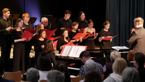 Feinf&uuml;hliger Chorgesang. Der Chor unter Leitung von Michael Schmidt (rechts) &uuml;berzeugt mit dynamisch differenzierten Interpretationen. - &copy; Thomas Kr&uuml;gler