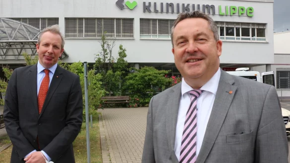 Geschäftführer Dr. Johannes Hütte (links) und Landrat Dr. Axel Lehmann, Aufsichtsratsvorsitzender der Klinikum Lippe GmbH, sind zufrieden mit der Entwicklung - das Klinikum habe an beiden Standorten viel vor. - © Janet König