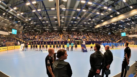 Die Phoenix-Contact-Arena aus einer neuen Perspektive lernten in der European-League-Saison (von links) Mannschaftsarzt Volker Broy, Physiotherapeutin Franziska Saaksmeier, Trainer Florian Kehrmann, Betreuer Andre Davic und Co-Trainer Matthias Struck kennen. - &copy; J&ouml;rg Hagemann