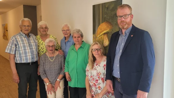 Gestalteten &uuml;ber 20 Bilder, die nun die Flure der DRK-Betreuung und Pflege in Lippe gGmbH schm&uuml;cken (von links): Heinz-Friedrich Strate, Isolde Messal, Edith Pr&uuml;ssner, Antje Otte in Holte und Gisela Becker mit Gabriele Prasse und D&ouml;rentrups B&uuml;rgermeister Friso Veldink. - &copy; Sylvia Riemann/DRK