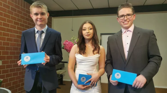 Ausgezeichnet f&uuml;r ihre besonderen Leistungen: die Abschluss-Sch&uuml;ler der Jacobi-Schule (von links) Semjon Joel Heuck (Klassenbester 10 b und Jahrgangsbester), Luiza Hovhannisyan (Klassenbeste 10 a) und Sch&uuml;lersprecher Leon Luca Voigt. - &copy; Sylvia Frevert