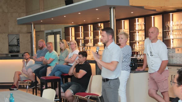 Die Augustdorfer Bürger haben auf der Ratssitzung die Möglichkeit gehabt, Fragen zur aktuellen Wasserversorgung zu stellen. Einige von ihnen verließen die Sitzung mittendrin wutentbrannt. Die Verwaltung erklärte die Chronologie des Problems ausführlich. - © Karolina Schmidt