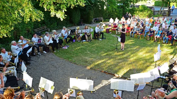 Abendserenade unter der Linde: Der Posauenchor Elbrinxen feierte sein 70-j&auml;hriges Bestehen in passendem Ambiente. - &copy; Nicole Ellerbrake