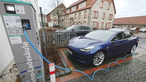 Geht es nach der SPD-Fraktion, wird die Gemeinde Schlangen bald mehr Lades&auml;ulen f&uuml;r Elektroautos bekommen. Fraglich ist, wie viele es werden und ob sie sich wirtschaftlich betreiben lassen. - &copy; Jost Wolf