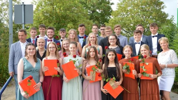 Klasse 10 c der St&auml;dtischen Realschule Steinheim mit ihren Abschlusszeugnissen - &copy; St&auml;dtische Realschule Steinheim