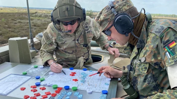 Bataillonskommandeur Matthias Greune (rechts) bespricht sich bei der deutsch-amerikanischen Gro&szlig;&uuml;bung mit dem amerikanischen Kommandeur auf dem Truppen&uuml;bungsplatz in der Oberlausitz. - &copy; Martin Thiel/Bundeswehr