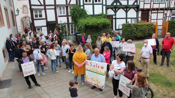 Ein Teil der Demonstranten vor dem Lemgoer Rathaus im Vorfeld der Sondersitzung. Fotos: Nadine Uphoff - &copy; Nadine Uphoff