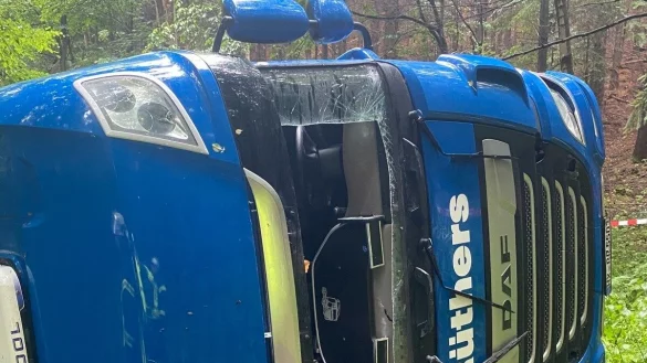 Schwierige Rettung: Der Fahrer war im Fahrerhaus eingeklemmt. - &copy; Feuerwehr Schieder-Schwalenberg