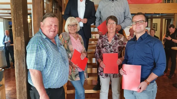 Ausgezeichnet: (von links) Wilfried Gerkensmeier, Christel Potthast, Mario Hecker, Uwe G&ouml;rtler, Monika Gerkensmeier und Timo Engelhardt. - &copy; SPD