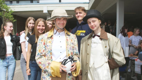 Fabienne Biermann (als Alexander) und Marie Imberg (als Wilhelm) sind auf dem Schulfest des Gymnasiums in die Rollen der Gebr&uuml;der Humboldt als neue Namensgeber geschl&uuml;pft. - &copy; Sandra Castrup