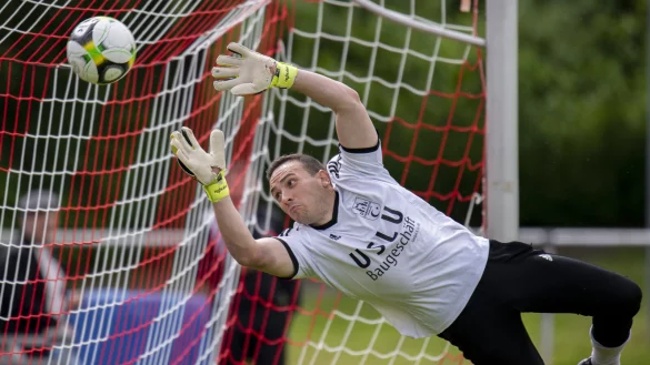 Riesengefahr: T&uuml;rkg&uuml;c&uuml;-Torh&uuml;ter Mehmet Can Akin kann in dieser Szene den Ball parieren. - &copy; EGON PENNER