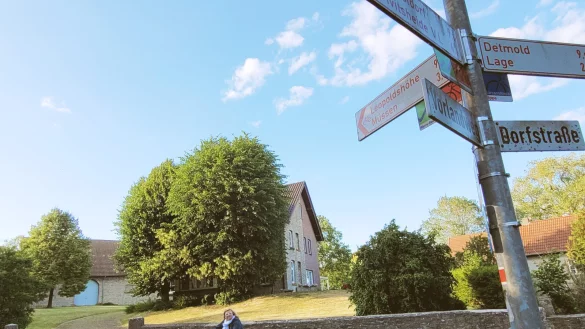 Auf der Dorfstra&szlig;e in Ehrentrup soll es sicherer f&uuml;r Fu&szlig;g&auml;nger und Radfahrer werden. Die Fahrbahn soll Schutzstreifen bekommen und markiert werden. - &copy; Astrid Sewing