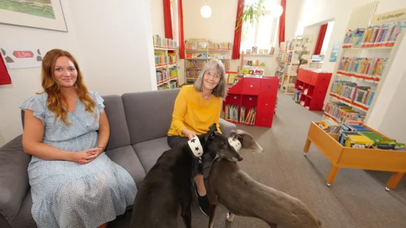 Die beiden Greyhound-Hunde werden Besucher der B&uuml;cherei Horn nicht mehr zu Gesicht bekommen. Sie gehen gemeinsam mit D&ouml;rte Beck in den Ruhestand. Seit Mai ist Jasmin Ens (links) die neue Leiterin der Stadtb&uuml;cherei Julie Hirschfeld. - &copy; Jost Wolf