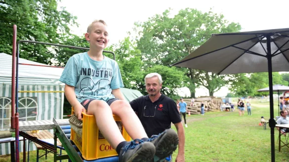 Jonas und Andreas Bittner von der Schützenkameradschaft Wülfer-Bexten beim Kistenrutschen. - © Nicole Ellerbrake