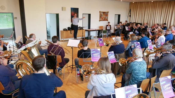 Landesposaunenwart Kirchenmusikdirektor Christian Kornmaul dirigiert: Probe f&uuml;r das Landesposaunenfest mit Welturauff&uuml;hrung. - &copy; Foto: Lippische Landeskirche