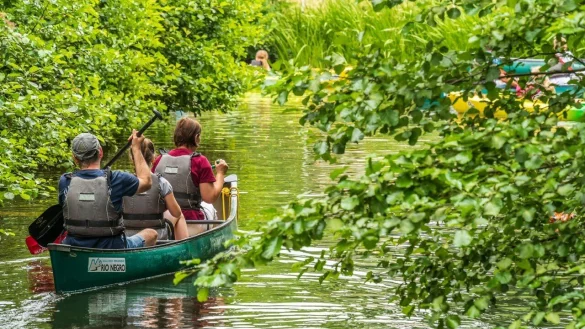 Romantisch und abenteuerlich: Kanufahren auf dem Burggraben. Der &bdquo;Tag der Weserrenaissance&ldquo; war ein voller Erfolg. - &copy; Silvia Hermann