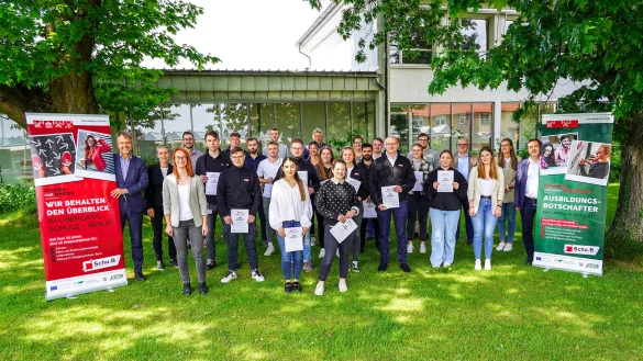 Große Freude bei allen Beteiligten: Mit dabei sind (von links) Markus Rempe (Vorstandsvorsitzender Lippe Bildung eG), Anke Freytag (Schulrätin, Schulamt für den Kreis Lippe) und Vanessa Boschke (Koordinierungsstelle Schule-Beruf) sowie (von rechts) Landrat Dr. Axel Lehmann und (Vierter von rechts) Dirk Menzel (Leiter Koordinierungsstelle Schule-Beruf). - © Lippe Bildung eG