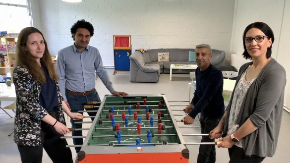 Einrichtungsleiterin Yvonne Mentner (von links), Fatih G&ouml;k, Ismet Cakmak (beide Jugendamt) und Erzieherin Melanie Bittner am Kickertisch im KJH Werl-Aspe. - &copy; Sven Kienscherf