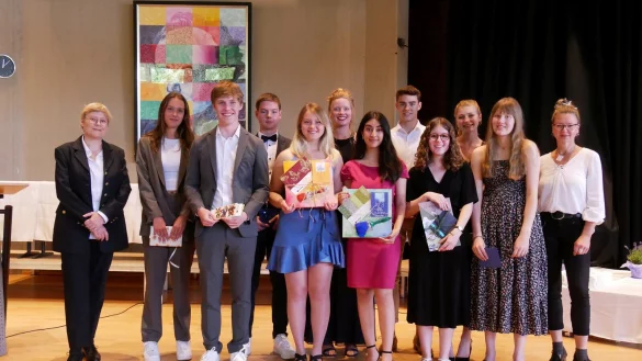 Auszeichnung f&uuml;r besonderes Engagement: Kim Sturhan, Tim Fatnev, Justin Schmidt, Charline Laustroer, Anne Mattke, Ariana Mobram, Michel B&ouml;ger, Lucia D&uuml;ck, Alba Susanna Lehmann, Johanna Zo&euml; Hermann (ab 2.v. links) werden von Schulleiterin Daniela Faude (links) und ihrer Stellvertreterin Anja Vothknecht (rechts) geehrt. - &copy; Thomas Kr&uuml;gler