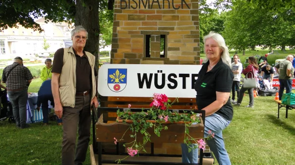 Birgit Mügge und Karl-Friedrich Grannemann vom Kulturring und den Heimatfreunden Wüsten mit dem vereinseigenen, 2019 restaurierten „Bismarckturm". - © Hajo Gärtner