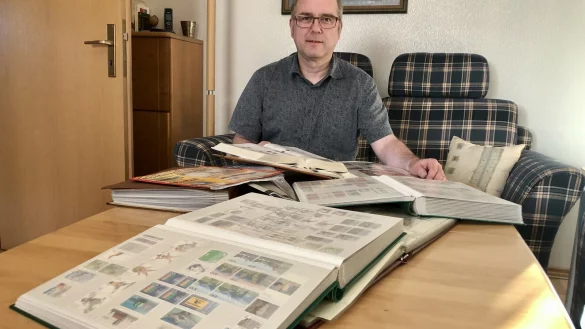 Andreas Gronemeier mit einem Teil seiner Sammlung. Der 54-J&auml;hrige sammelt Briefmarken seit er ein kleiner Junge ist. - &copy; Sven Kienscherf