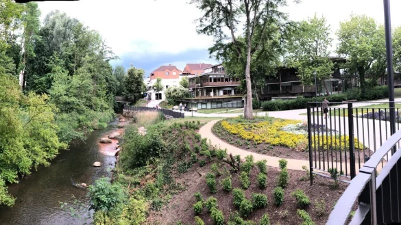 Neue, barrierefreie Wege, bunte Beete, eine Terrasse am Salze-Ufer, ein Biotop (links), Spielm&ouml;glichkeiten und ein halbes Dutzend Holzb&auml;nke: das ist der neue kleine Park hinter dem Kurgastzentrum. Fotos: Thomas Reineke - &copy; Thomas Reineke