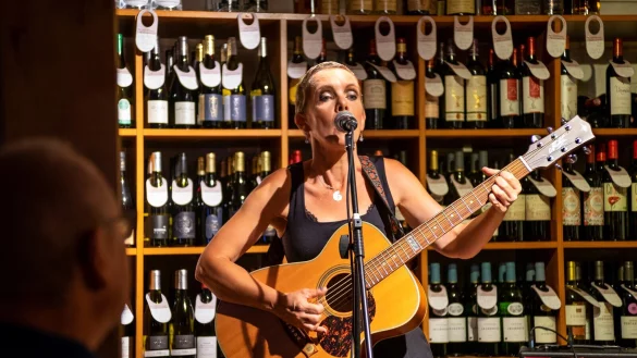 Katja Werker spielte im Weinkeller beim Hauskonzert berührende Stücke, die thematisch Liebes- und Glücksmomente behandelten. - © Laurenz Tegethoff