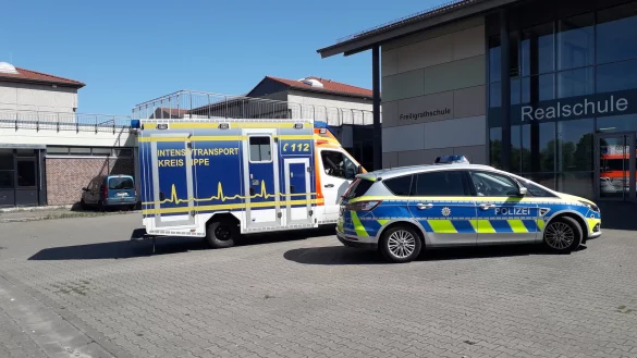 Erneut hat es eine Amokdrohung im Schulzentrum gegeben. Polizei ist weiter vor Ort. Auch ein Rettungswagen stand bereit. Foto: J&ouml;rn Fries - &copy; Cordula Gr&ouml;ne(LZ)