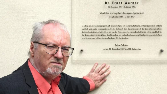 Autor Ingo Alth&ouml;fer am EKG vor der Gedenktafel von Ex-Schulleiter Ernst Werner. - &copy; Axel B&uuml;rger(LZ)