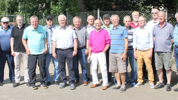 Feiern ihr Wiedersehen und haben sich viel zu erz&auml;hlen: (von links) Wolfgang Krause, Rafael P&uuml;tters, Hans-Ulrich Krause, Werner Kater, J&ouml;rg Peterding, Hans-Werner Ciminski, Harald Sch&uuml;tz, Reinhard Tiemann, Dieter Kreimeier, Harold Joost, Detlef Schaper, Rolf B&ouml;ckstiegel, Lothar Gr&auml;be, Hartmut Schwarze, Friedrich Schepmann, Manfred Pape, Friedrich Mesch, Heinz Rumbke, Matthias Gerke und Klaus Plawicki. - &copy; Dirk Richert