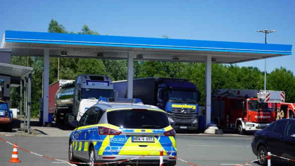 Einzelne Polizeiautos stehen derzeit auf den Rastst&auml;tten auf der A2: Hier bei Porta Westfalica. - &copy; Freitag TV