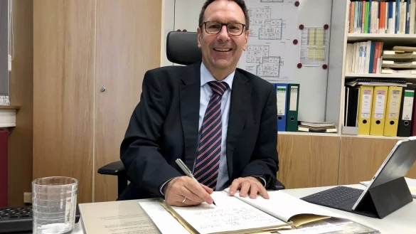 Schulleiter Eckhard Brand in seinem B&uuml;ro im Geb&auml;ude des Rudolph-Brandes-Gymnasiums. Foto: Sven Kienscherf - &copy; Sven Kienscherf