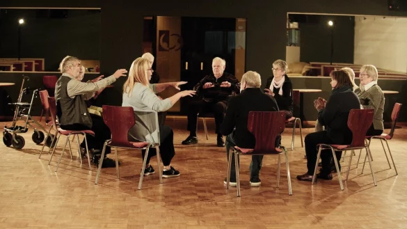 Tanzen zu Musik kann auch im Sitzen Spaß machen. Lehrerin Margret Hey (Zweite von links) hat für den Reha-Tanz eine spezielle Ausbildung absolviert. - © Tanz-Treff Hey