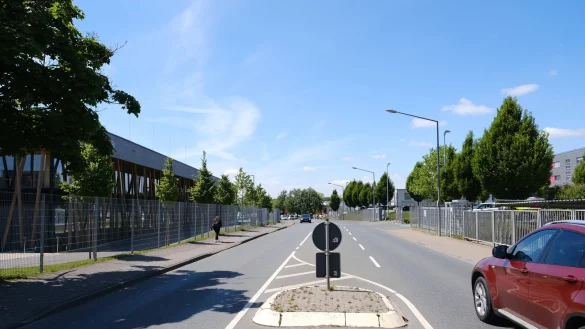 Links das Technik Center, rechts das gro&szlig;e Firmenareal, dazwischen nur eine Verkehrsinsel: Jowat will eine &uuml;berdachte Fu&szlig;g&auml;ngerbr&uuml;cke &uuml;ber die ernst-Hilker-Stra&szlig;e spannen, um die beiden Firmengel&auml;nde miteinander zu verbinden. - &copy; Sven Koch
