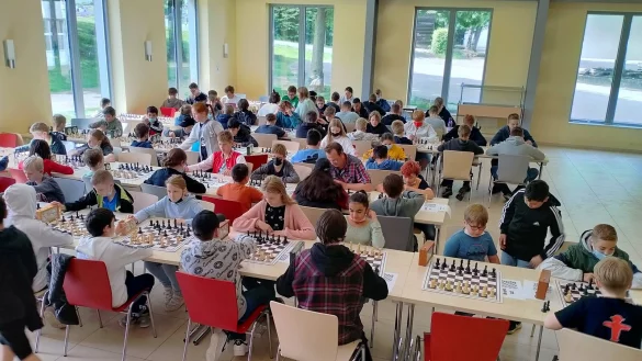 Rauchende Köpfe: 100 Realschüler kämpften an den Schachbrettern. - © Realschule I