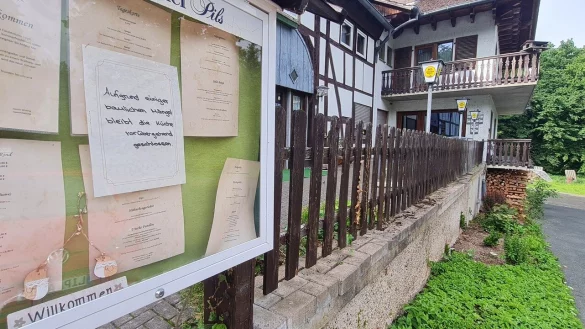 "Vor&uuml;bergehend geschlossen" sei die K&uuml;che, ist auf diesem Schild zu lesen. Eigentlich war die Sanierung w&auml;hrend des laufenden Betriebes geplant, doch jetzt soll alles in einem Rutsch passieren. - &copy; Marianne Schwarzer