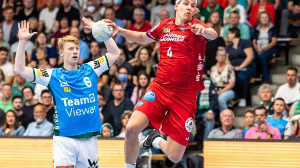 Bjarki Mar Elisson ist dem starken G&ouml;ppinger Jon Lindenchrone entwischt und machte in der Torj&auml;gerliste vier Treffer auf den f&uuml;hrenden Hans Lindberg gut. Foto: Eibner/Michael Schmidt - &copy; Eibner-Pressefoto Info: 0172 837 4655