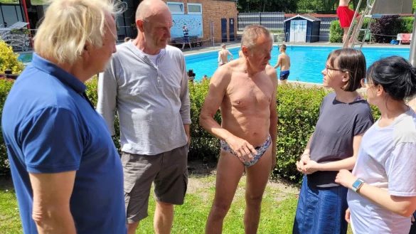 Der Vorsitzende des Waldfreibad F&ouml;rdervereins, Michael Willy (von links), Thomas Ahle, Heinz T&ouml;lle, Sascha Melekhina und Heimleiterin Olga Artych besprechen nach der ersten Schwimmstunde im Freibad H&ouml;rste, wie es weitergeht. - &copy; Astrid Sewing