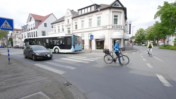 In der Elisabethstra&szlig;e (links) fahren Radfahrer ohne Schutzstreifen auf der Fahrbahn. Fr&uuml;her war der Radweg dort auf dem B&uuml;rgersteig. Auf der Hermannstra&szlig;e (rechts) gibt es einen Schutzstreifen. Auf beiden Stra&szlig;en gilt 30 als H&ouml;chstgeschwindigkeit. - &copy; Jost Wolf