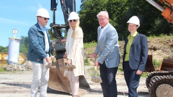 LWL-Kulturdezernentin Dr. Barbara Rüschoff-Parzinger, Klaus Baumann, Vorsitzender der LWL-Landschaftsversammlung, Museumsdirektor Prof. Dr. Jan Carstensen und seine Nachfolgerin Dr. Marie Luisa Allemeyer (von links) nehmen den ersten Spatenstich für den neuen Museumseingang vor. - © Cordula Gröne