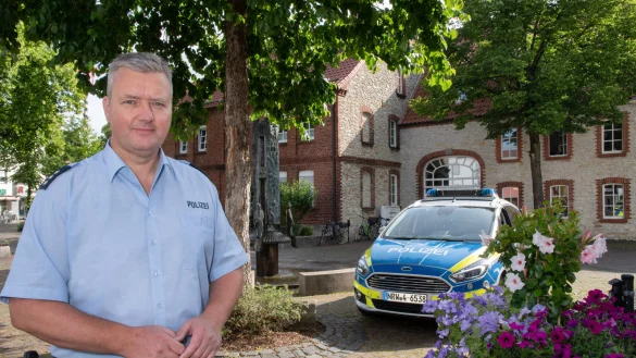 Sascha Lentzel ist der neue Kontaktbeamte f&uuml;r Jung und Alt in Schlangen. - &copy; Polizei Lippe/Sonja Thelaner