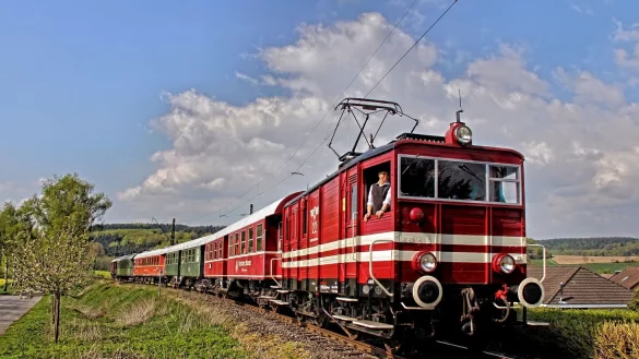 Die historische Museumseisenbahn mit der Elektrolok E 22 auf Fahrt. Am Pfingstsonntag rollt der K&ouml;ln-Express. - &copy; Michael Rehfeld