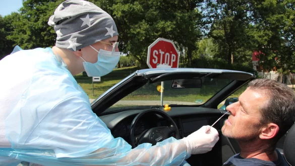 Seit Donnerstag sind die B&uuml;rgertests kostenpflichtig. Nele Struck hat bis zur Mittagszeit rund 40 Abstriche am Schiedersee genommen, darunter auch bei Henning Brettmeier. Bezahlen musste den Service niemand, denn es gibt zahlreiche Gr&uuml;nde, sich von der Kostenpflicht befreien zu lassen. - &copy; Silke Buhrmester