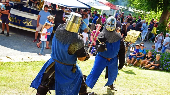 Ritter zeigen in R&uuml;stung, wie im Mittelalter gek&auml;mpft wurde - &copy; Nicole Ellerbrake