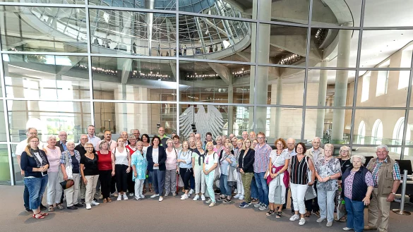 Kerstin Vieregge (vorn, Achte von links) freut sich, dass sie nach zweij&auml;hriger Corona-Pause ihre erste lippische Besuchergruppe im Bundestag begr&uuml;&szlig;en konnte. - &copy; Daniel Rudolph - StadtLandMensch-Fotografie