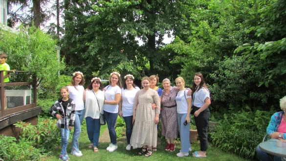 Einige Aktivistinnen des offenen Gartens von links: Nastja Davydova, ihre Mutter Tetiana Davydova , Olena Bohdanova, Chorleiterin Oxana Sineok, Lessia Ulitska, Vlada Avtiukhovych, Valentina Avtiukhovych, Vija Kröker, Zhanna Bezsmolna und Vika Avtiukhovych. - © Klaus Kröker