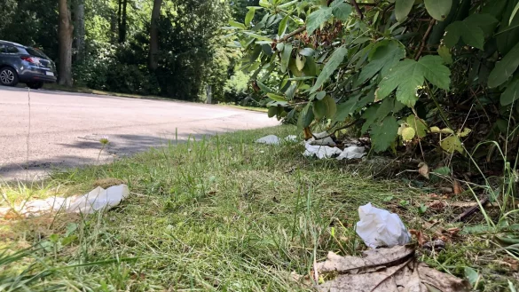 Tücher mit eingetrockneten Flüssigkeiten auf dem Parkplatz am Friedhof Obernberg. Foto: Sven Kienscherf - © Sven Kienscherf