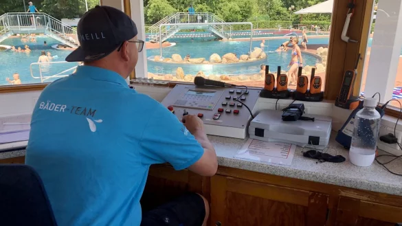 Sven Prochnow sitzt im Kontrollh&auml;uschen. Von hier aus kann er die Becken &uuml;berblicken und auch Durchsagen &uuml;ber die Mikrofonanlage machen. - &copy; Sven Kienscherf